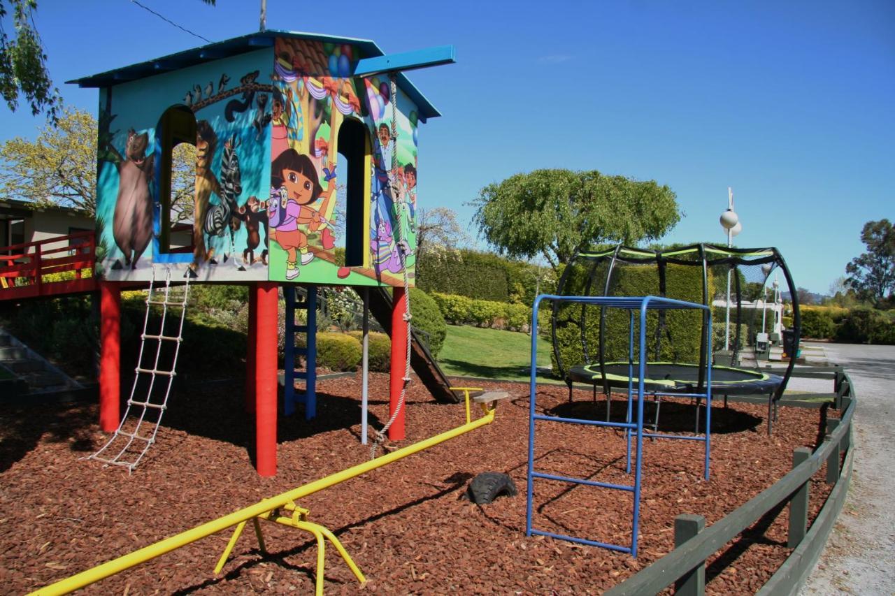 陶波德布雷思汽车旅馆酒店 外观 照片 The photo shows a colorful playground structure that resembles a small house. It features a mural with animated characters on one side, likely including familiar children's figures. The house has ladders for climbing and a slide. Nearby, there is a c